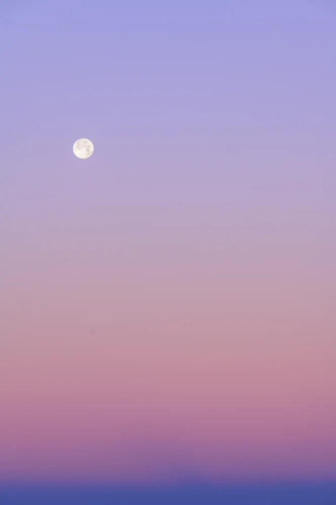 Looking west to the setting moon, a few minutes before sunrise.